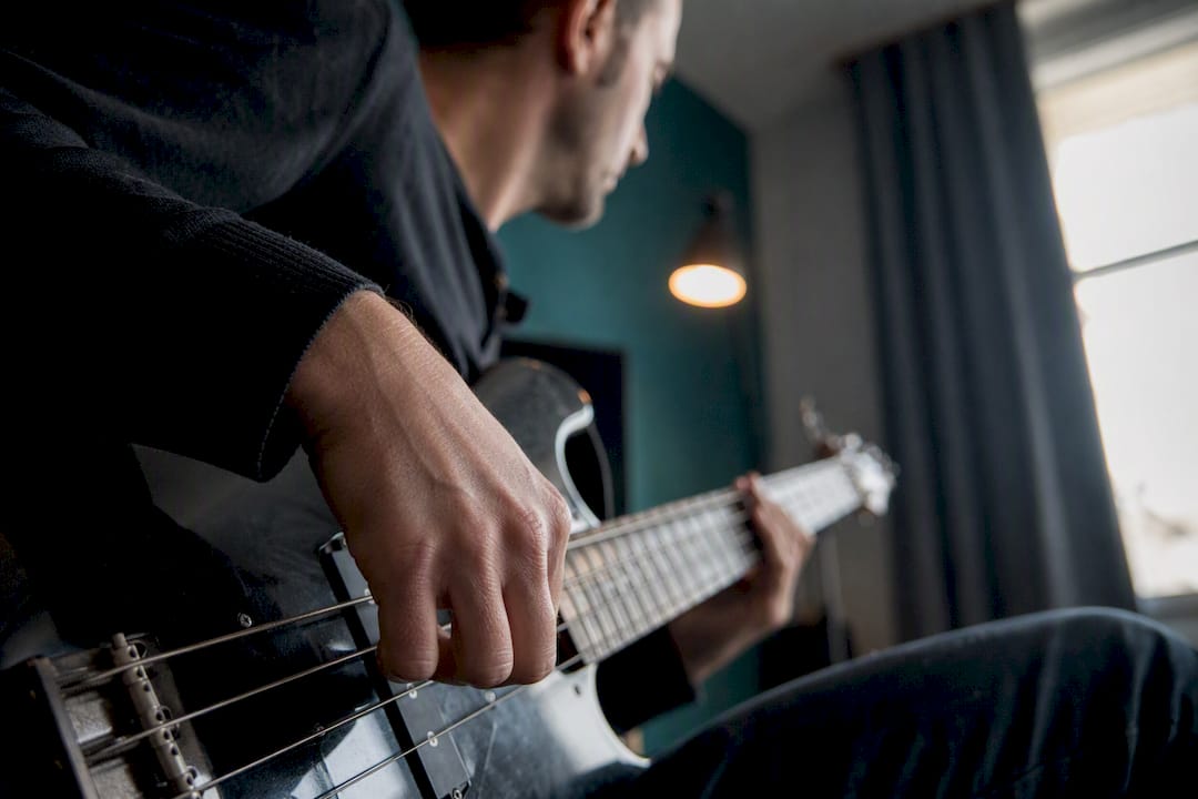 Slap bas techniek: van eerste duimslag tot funky groove