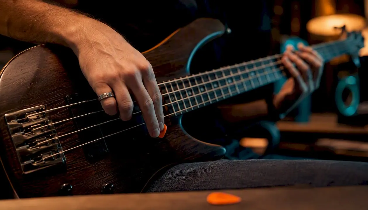 Plectrum vs vingers bas: welke techniek past bij jouw stijl?